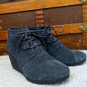 Tom's sz 7.5 wedge bootie